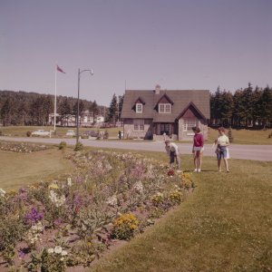 People at the entrance of Fundy National Park, in New Brunswick in 1956